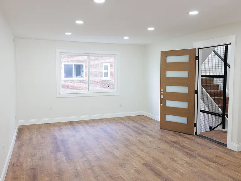 6305 Englewood Ave #1 — Photo 8