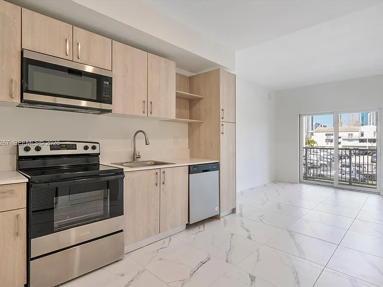 420 SW 7th Ave #204 — Photo 3