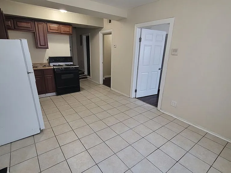 2909 W Cermak Rd #G — Photo 3