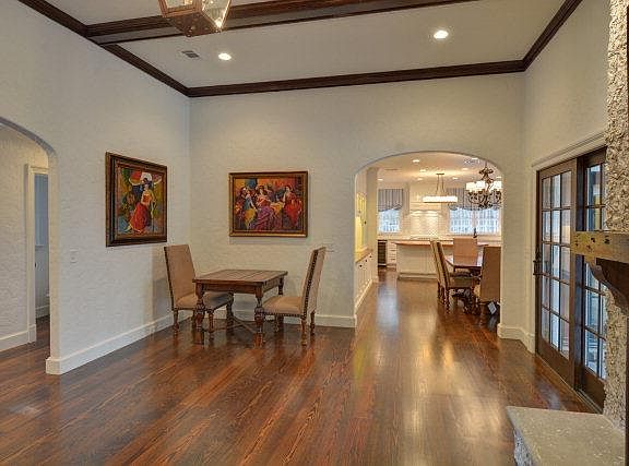 4th image of 228 W 27th St