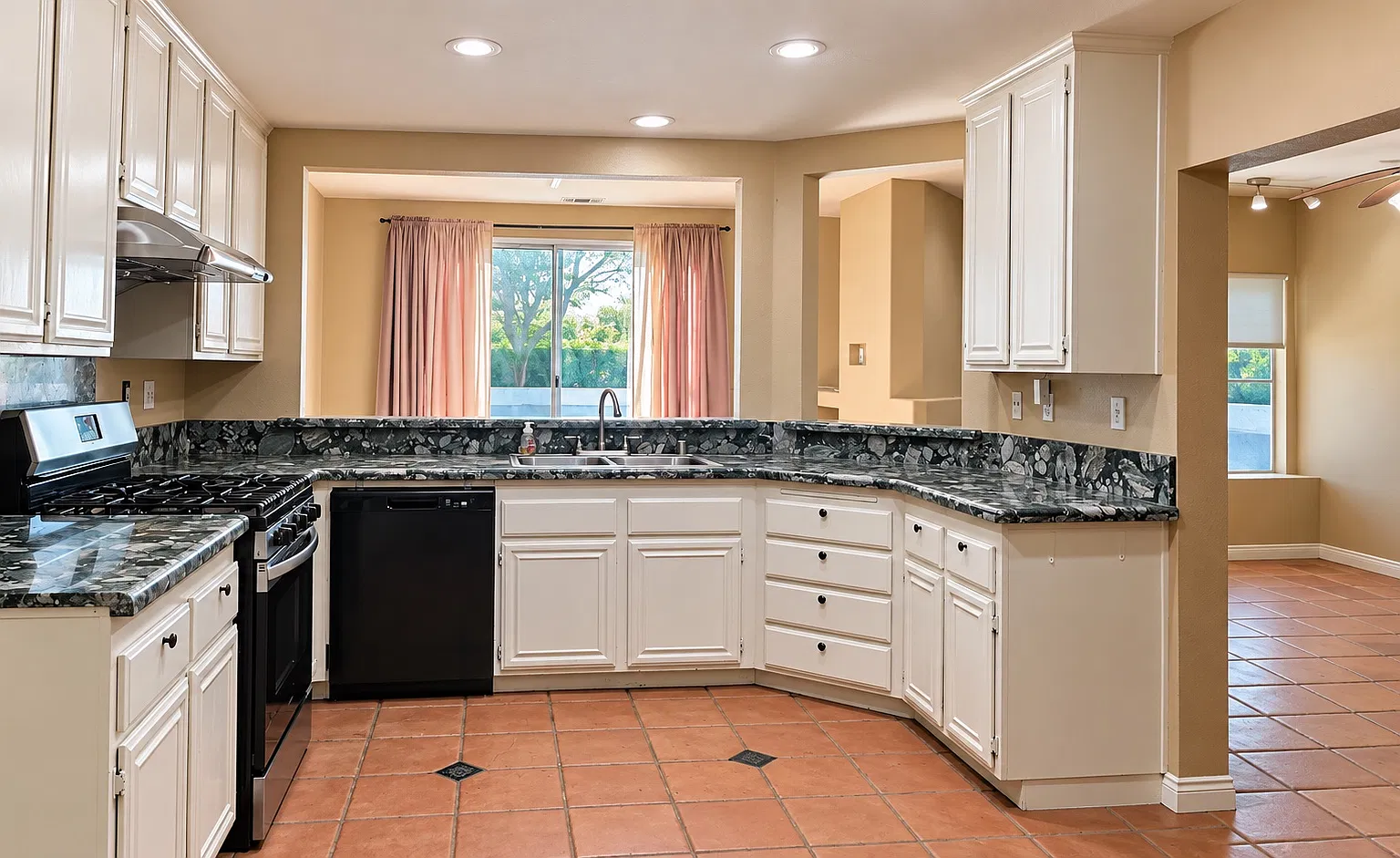 3 bed, 2.5 bath, 1555 sqft, $3,250 — Photo 4