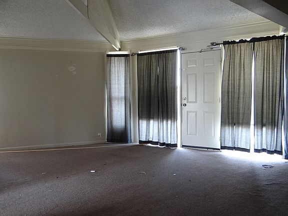 3rd image of 2200 Macarthur Dr