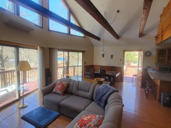124 Autumn Rd, Dingmans Ferry, PA 18328