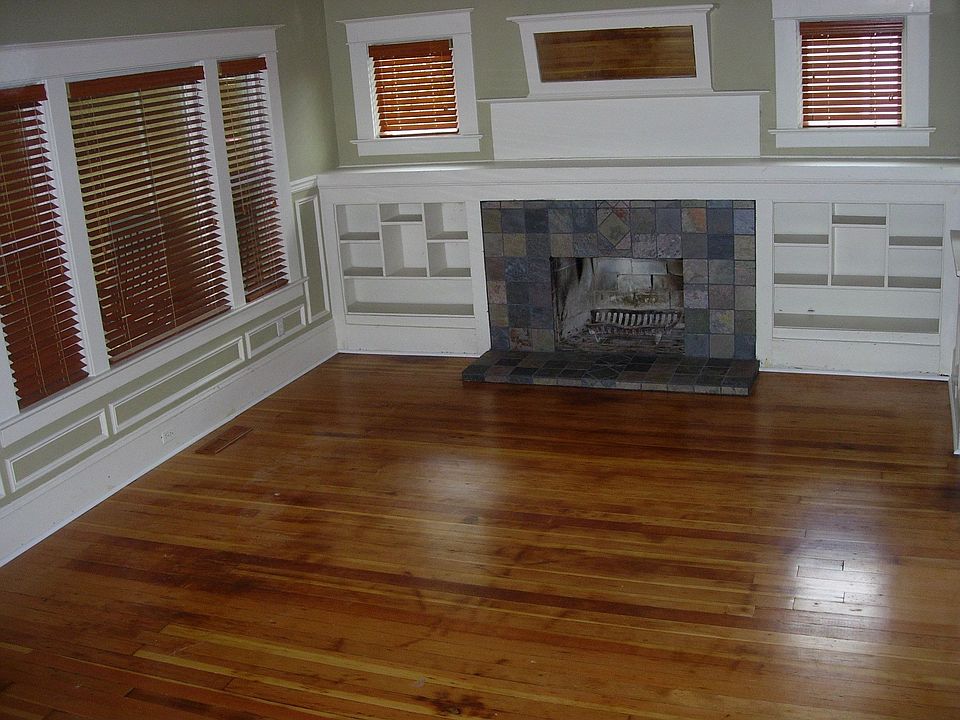 2nd image of 833 NE Stafford St
