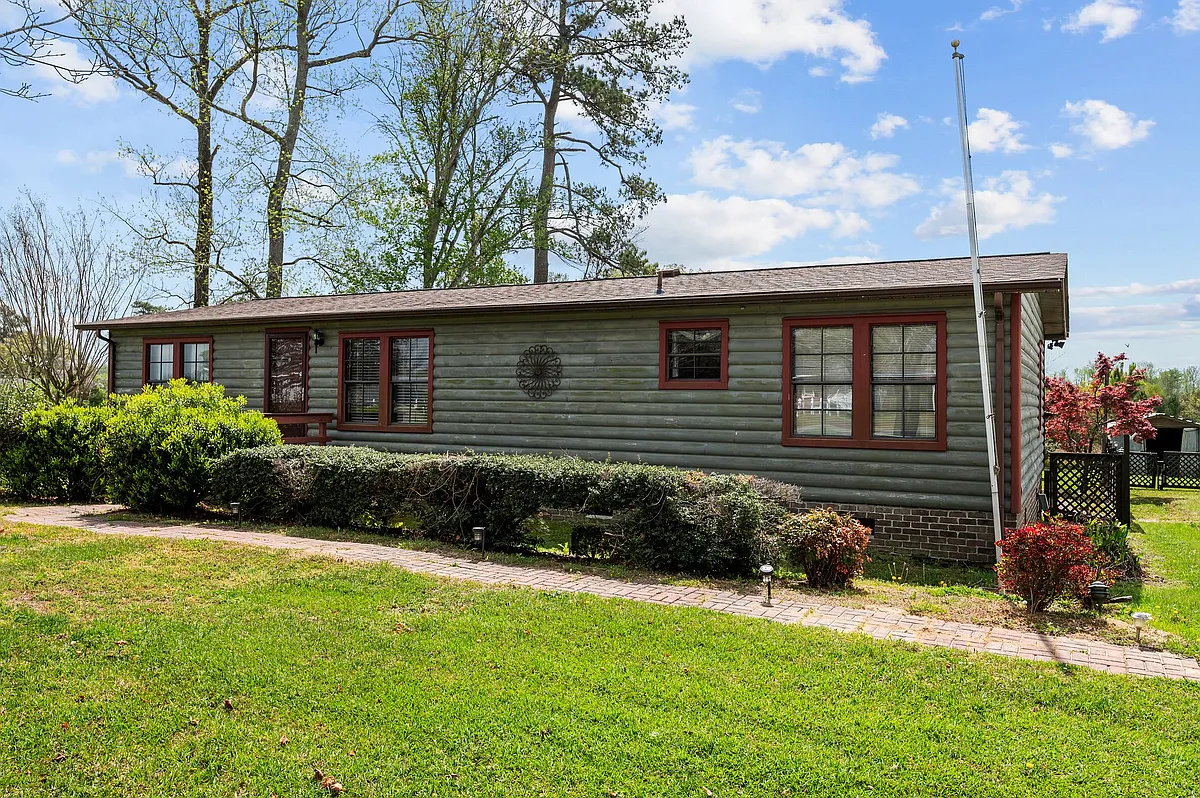 Photo 1 of 51 - 183 Academy Heights Rd - Kinston, NC Primary Photo - 183 Academy Heights Rd