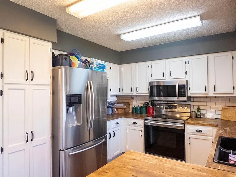 1910 Katherine Dr — Photo 2