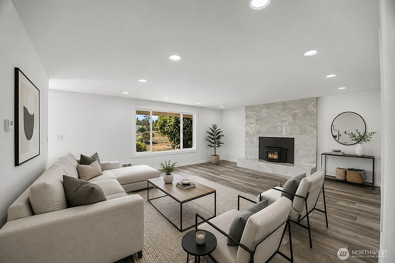 3rd image of 921 W Oak Court