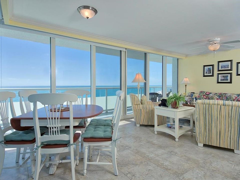 Spacious Open Floor View of Living/Dinette Area