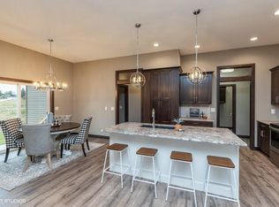 609 Pointer Cir, Center Point, IA 52213