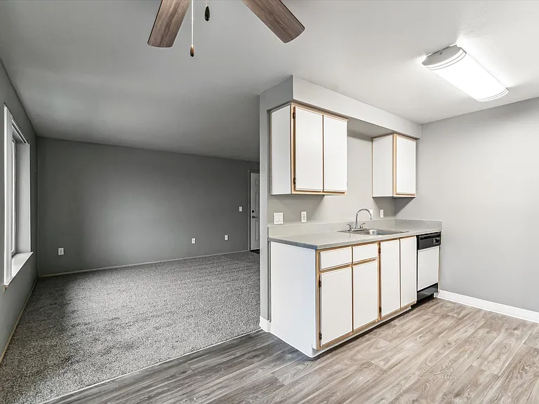 Oak Park Village Apartments — Photo 26