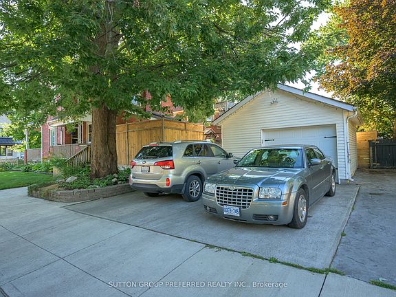 4th image of 447 Woodman Ave