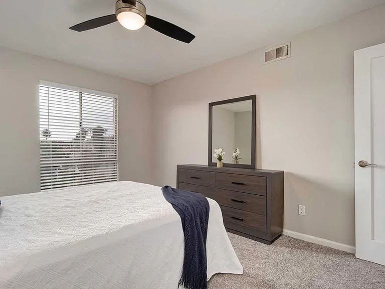 Los Robles Apartments — Photo 48