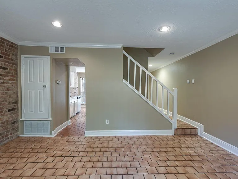 12 Hyde Park Blvd #6 — Photo 3