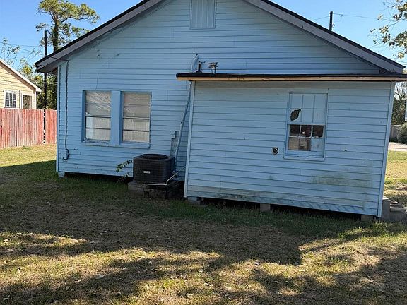 3rd image of 310 Pine Bluff St