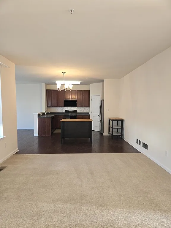 4 bed, 3.5 bath, 2575 sqft, $2,950 — Photo 2