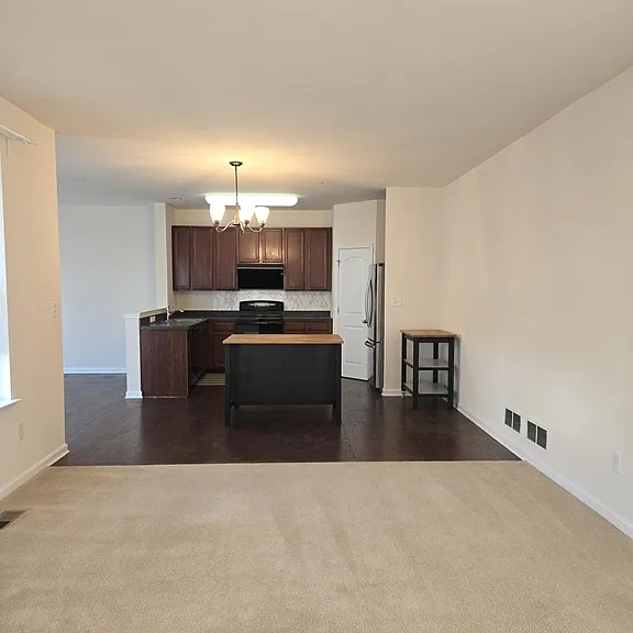 303 Ellis Ct — Photo 2