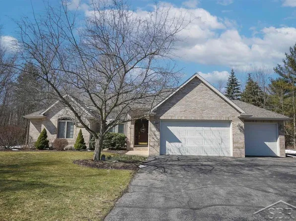 1829 N Airway Dr, Sanford, MI 48657