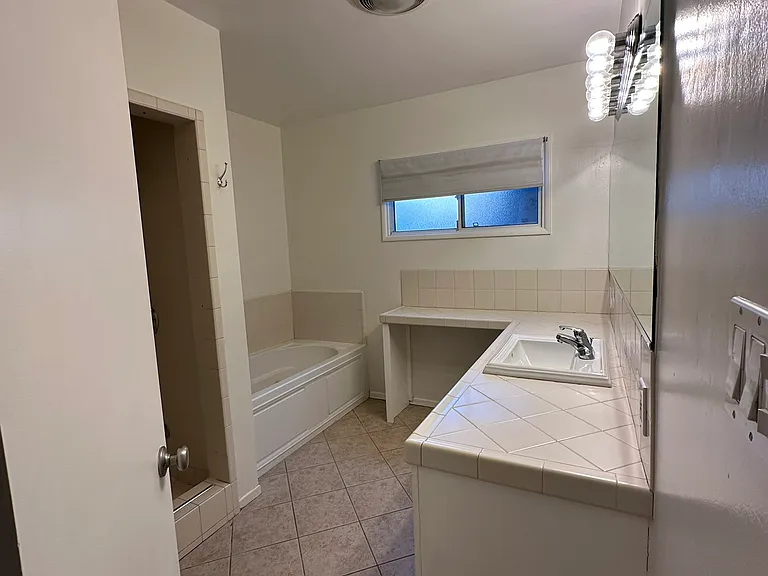 4411 Mammoth Ave — Photo 20