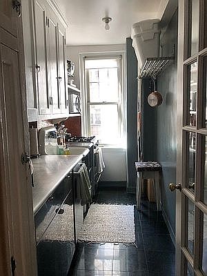 4th image of 302 W 12th St APT 4A