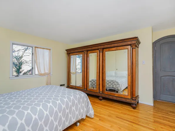 333 Mayfair Drive North image 24 of 34