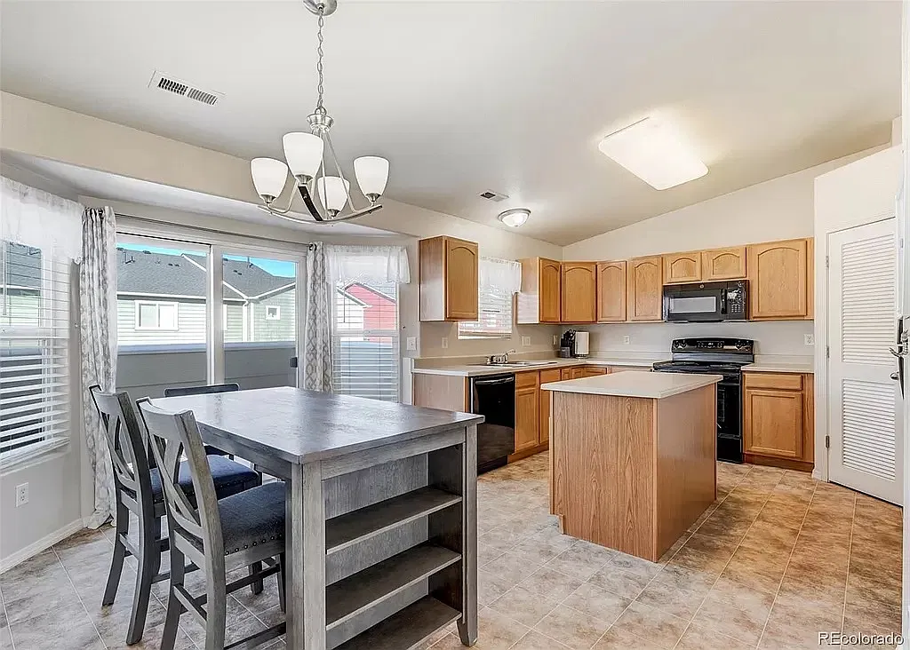 3 bed, 1336 sqft, $2,100 — Photo 4