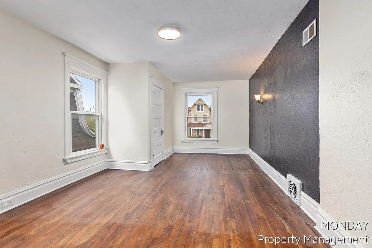 Unit Photo - 531 W Webster Ave #2