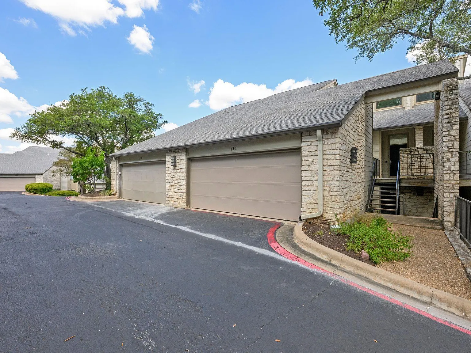 3 bed, 2.0 bath, 1807 sqft, $5,000 — Photo 2