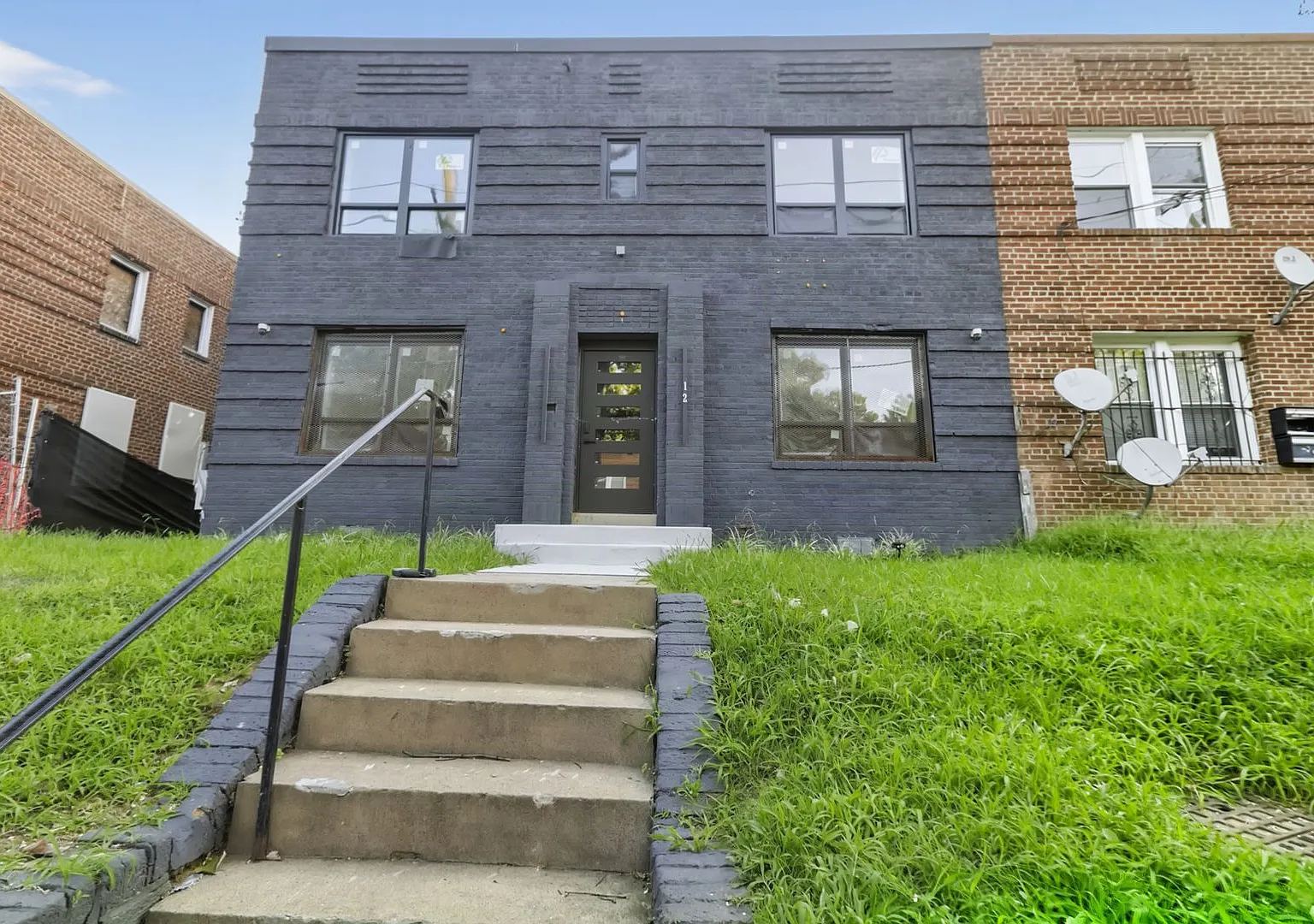 412 Newcomb St SE — Photo 1