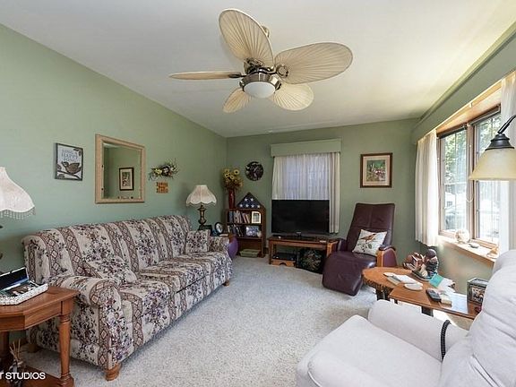 04_1508Menasha_1_LivingRoom_LowRes