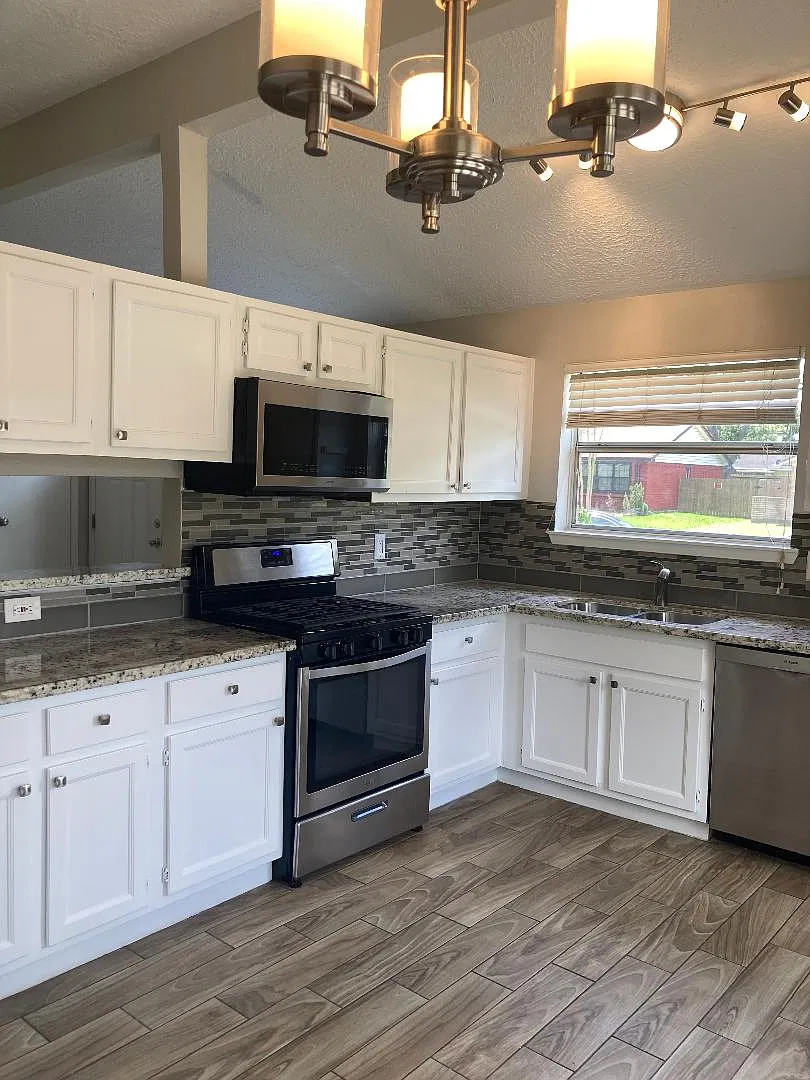 3 bed, 1100 sqft, $1,875 — Photo 2