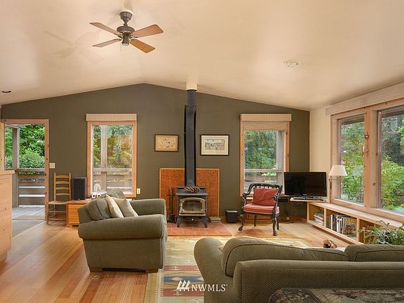 5th image of 10140 Berry Street NE