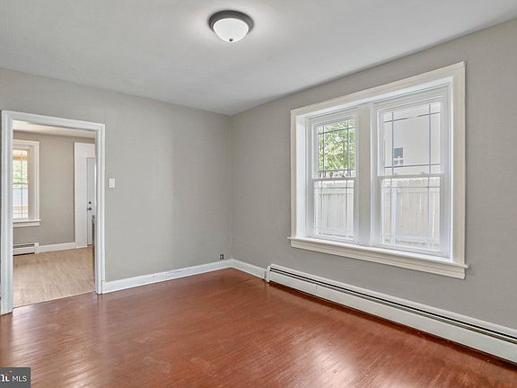 5th image of 119 E Lee St