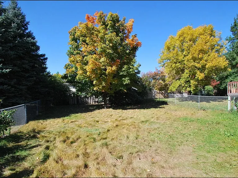 2300 Amberwood Dr — Photo 6