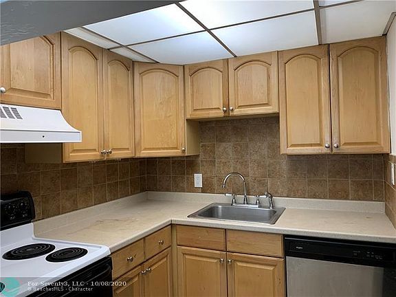 4th image of 701 Pine Dr APT 105