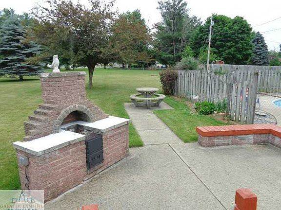 3rd image of 895 Shawano Dr