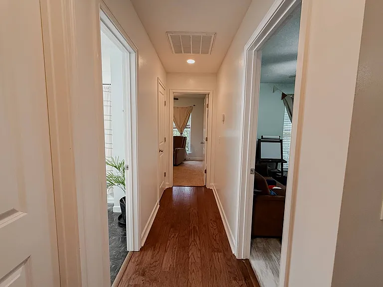 151 Manchester Ct — Photo 2