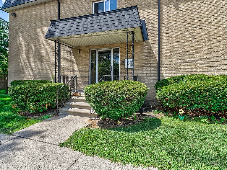 Fernwood Apartments — Photo 31