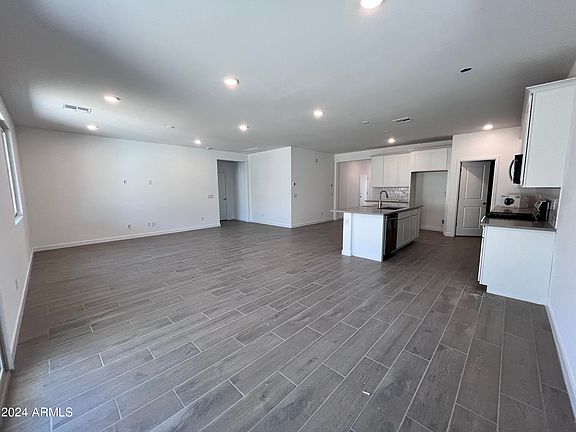 3rd image of 17450 W LUPINE Avenue