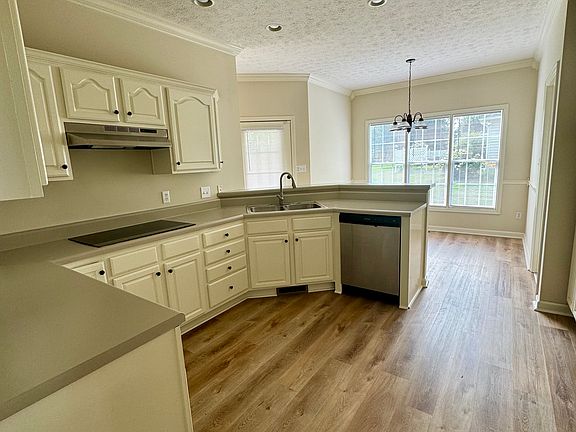 3rd image of 165 Greyrock Dr