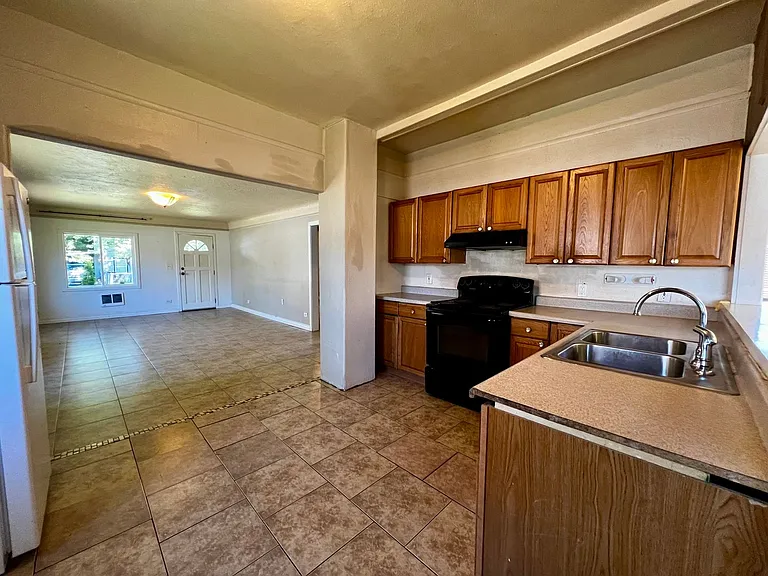 916 S 11th Ave — Photo 4