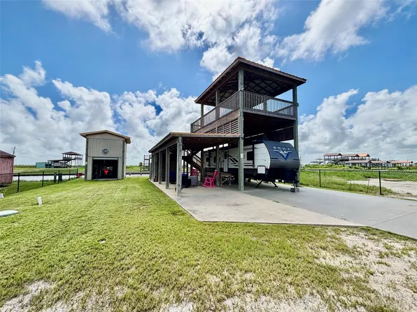 1311 Mabry St, Gilchrist, TX 77617