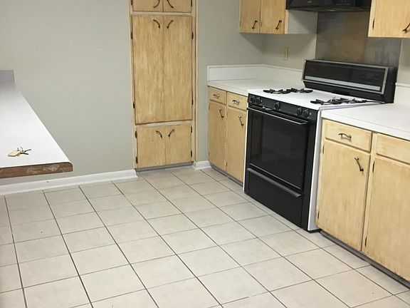 5th image of 301 Marie Antoinette St