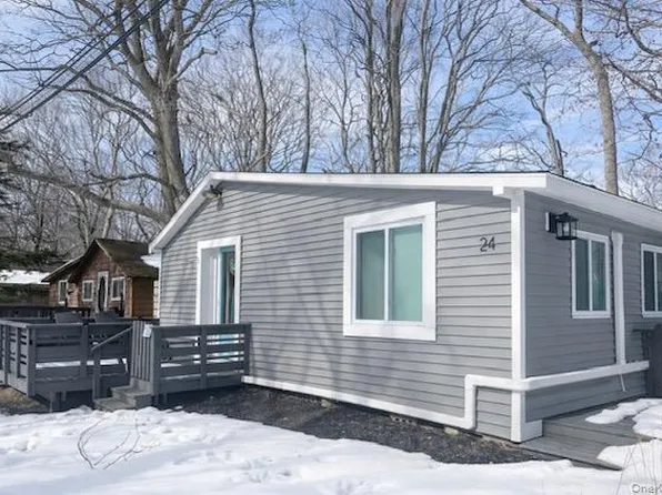 24 Anchor Path, Baiting Hollow, NY 11933