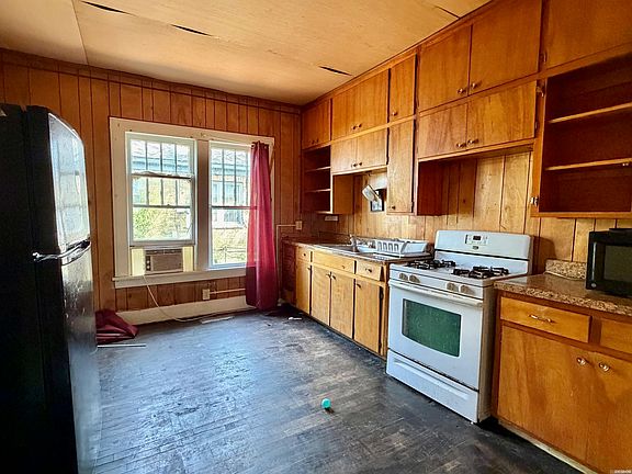 4th image of 251 Garland Ave