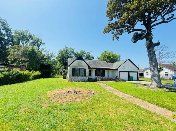 304 North St, Baytown, TX 77520