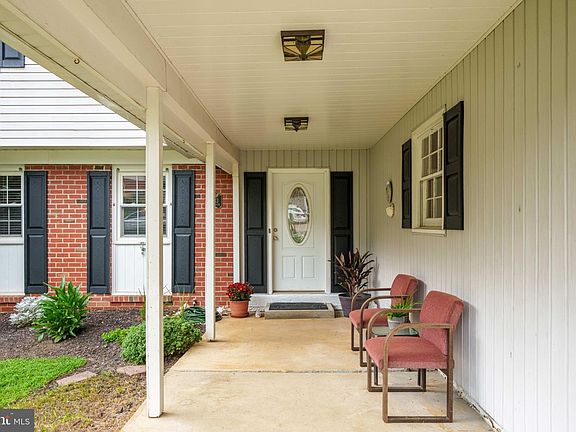 3rd image of 2733 Skylark Rd