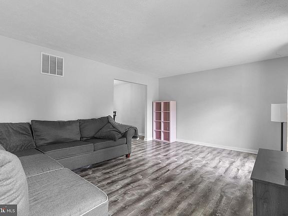 3rd image of 1412 Rollinghouse Dr