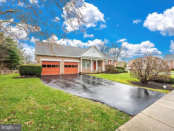 3rd image of 300 Holleybrooke Ct