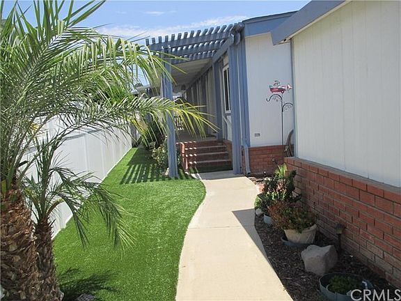 Path to home -artificial grass and fencing