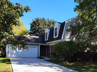 411 Larchmont Ln, Vernon Hills, IL